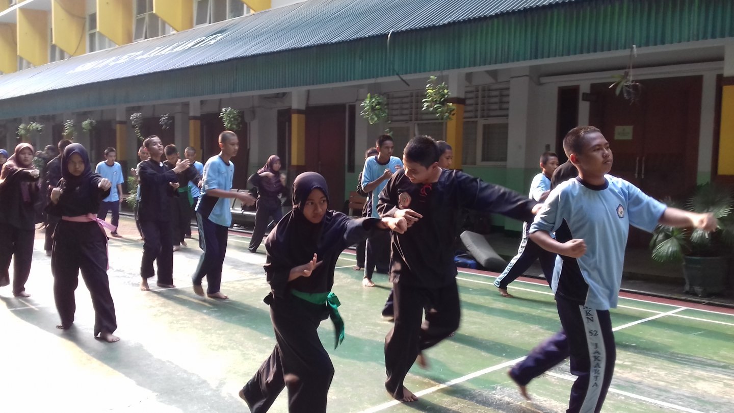 Latihan Pencak Silat di SMKN 52 Jakarta