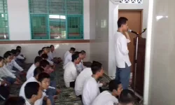 Sholat Jumat di SMK Negeri 52